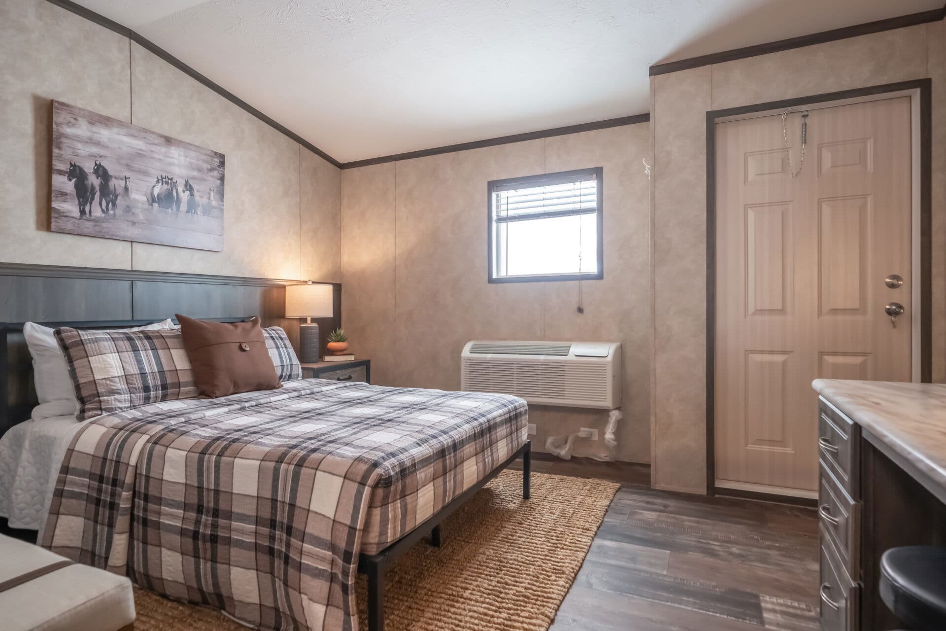 Workforce o-16×76-66aof bedroom home features