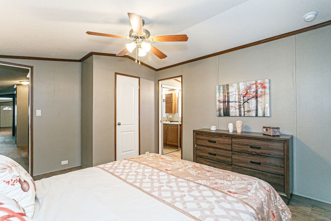 Heritage h-1872-32a bedroom home features