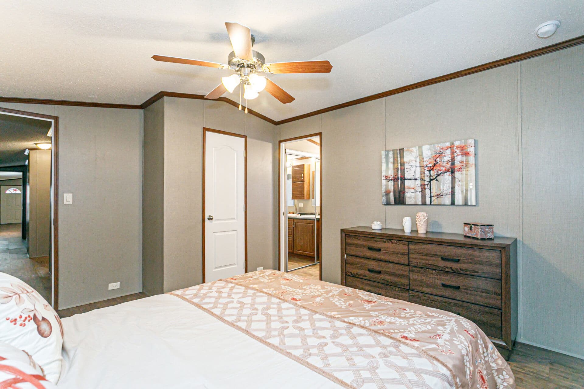 Heritage h-1872-32a bedroom home features