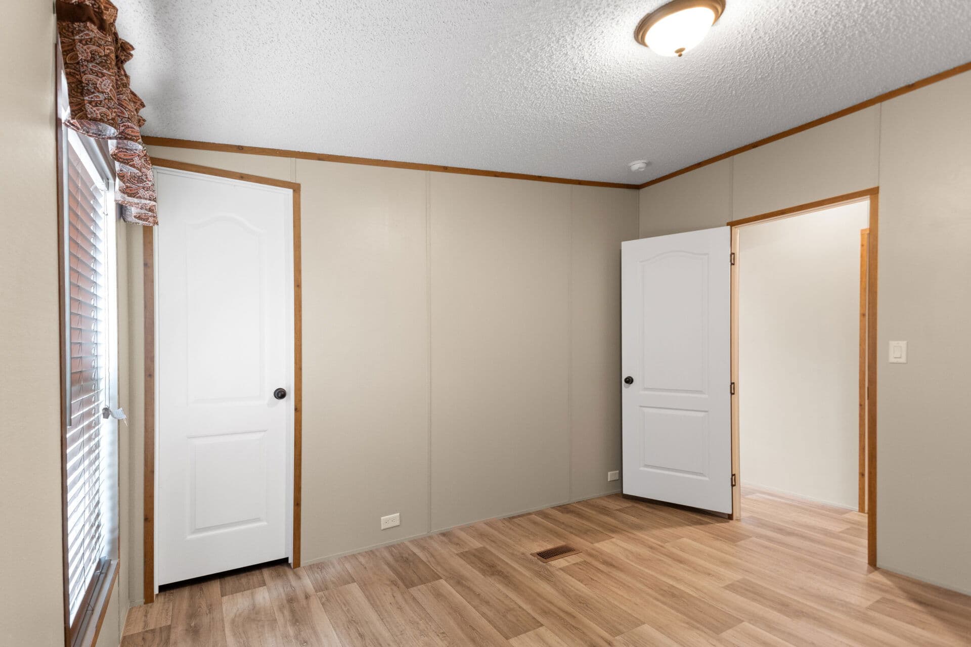 Heritage h-3260-32a bedroom home features