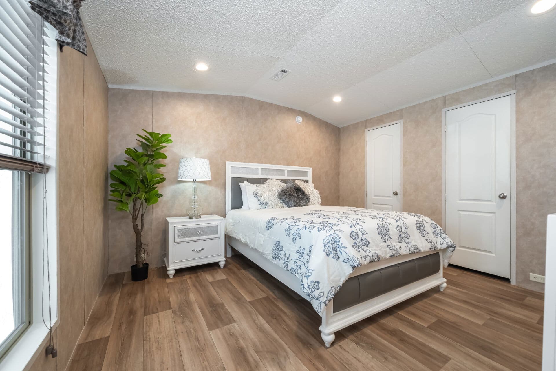 Classic c-1660-21fka bedroom home features