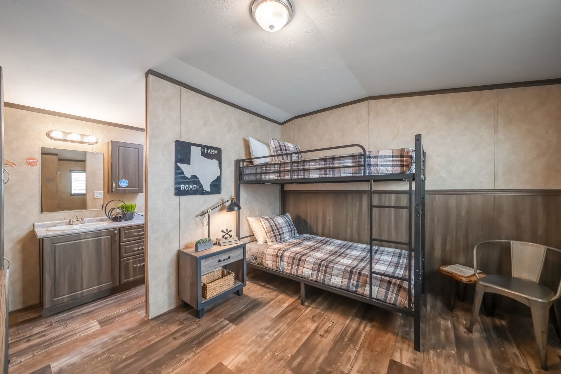 Workforce o-16×76-66aof bedroom home features