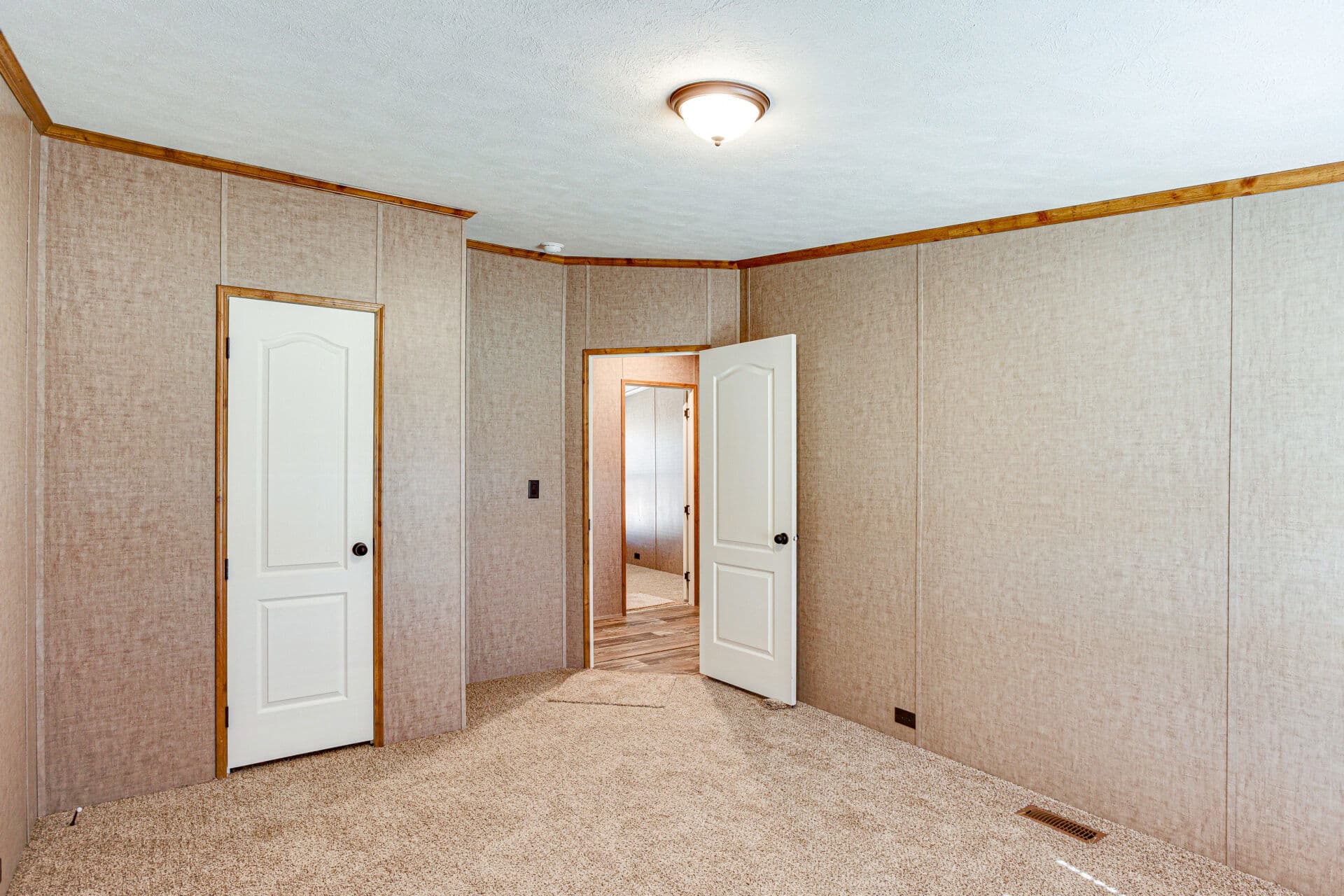 Heritage h-3264-32c bedroom home features