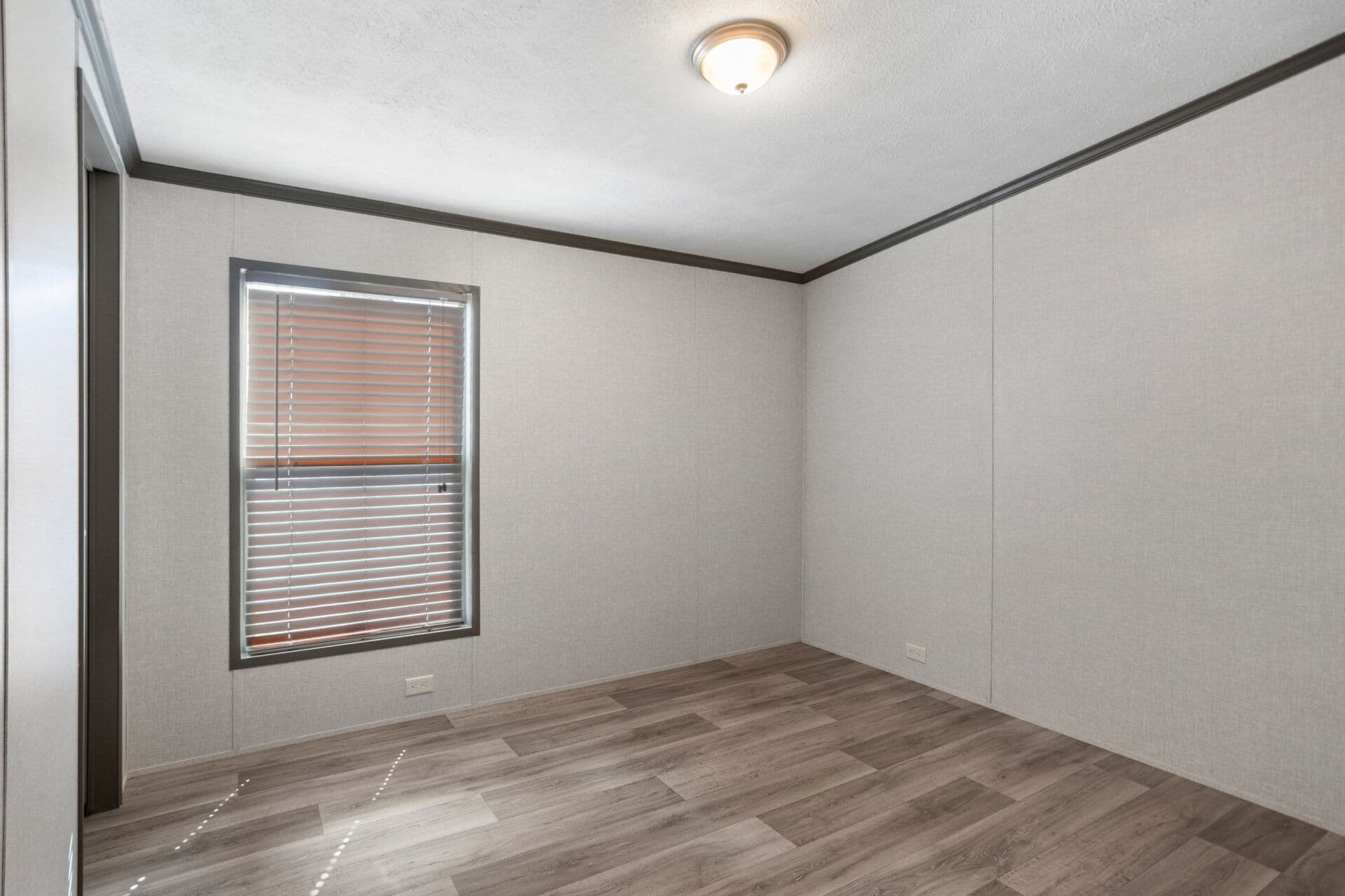 Select s-3252-32d bedroom home features