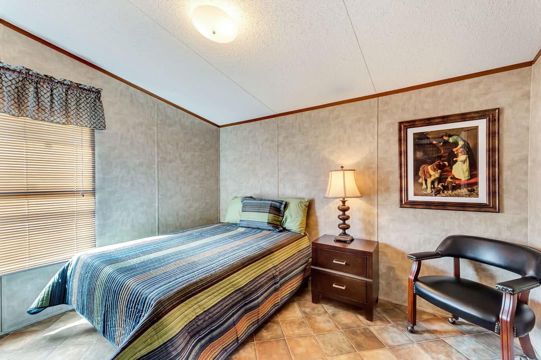 Select s-1684-42a bedroom home features