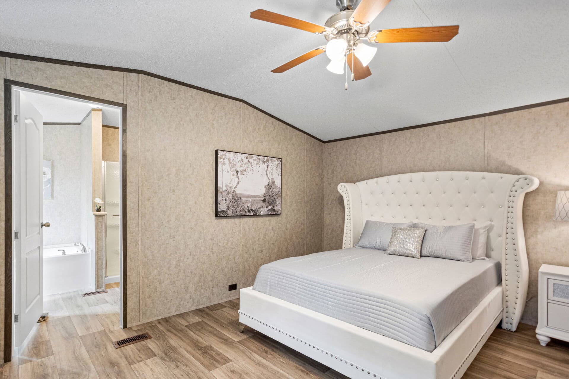 Classic c-1680-32d bedroom home features