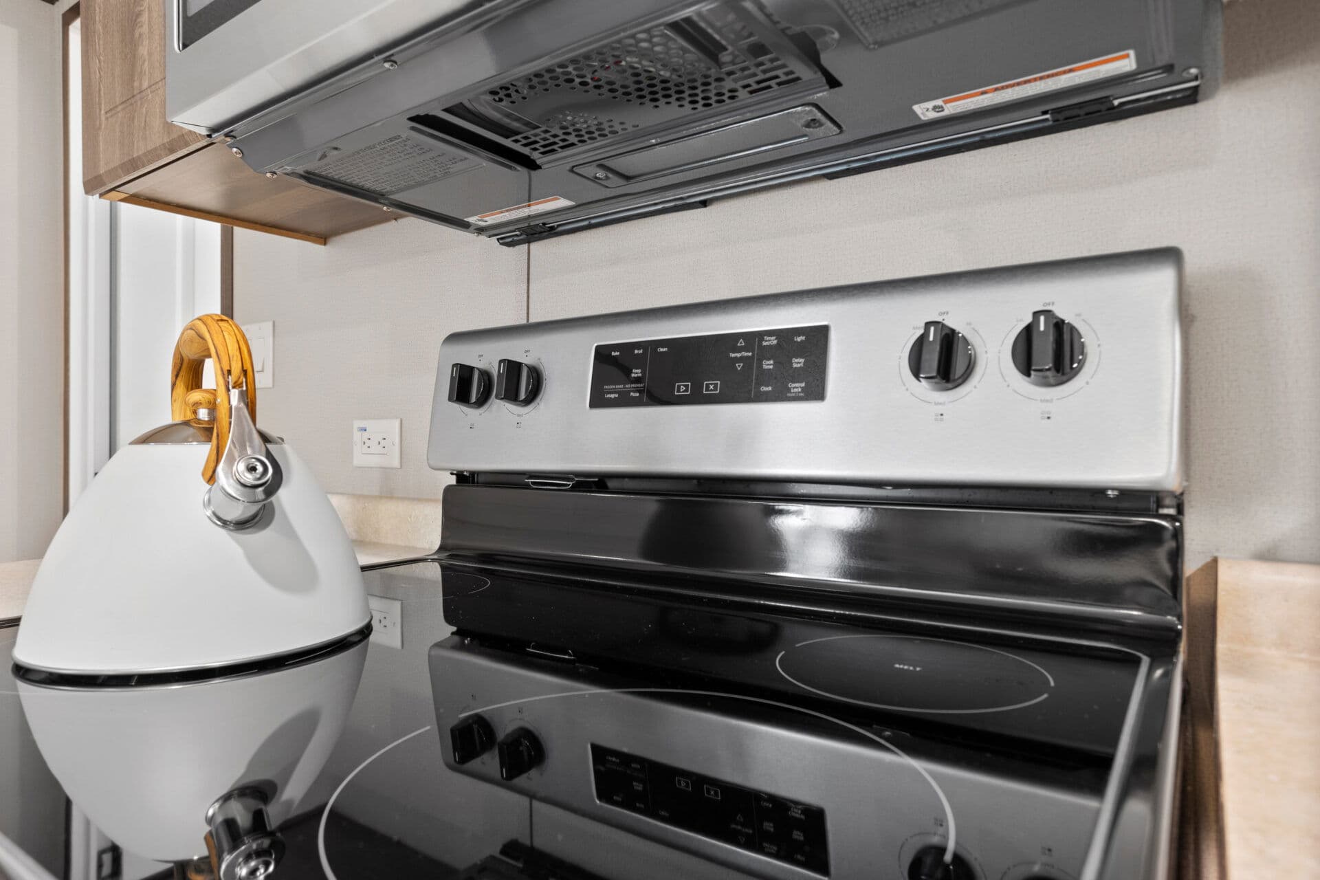 Classic c-1672-32c kitchen home features