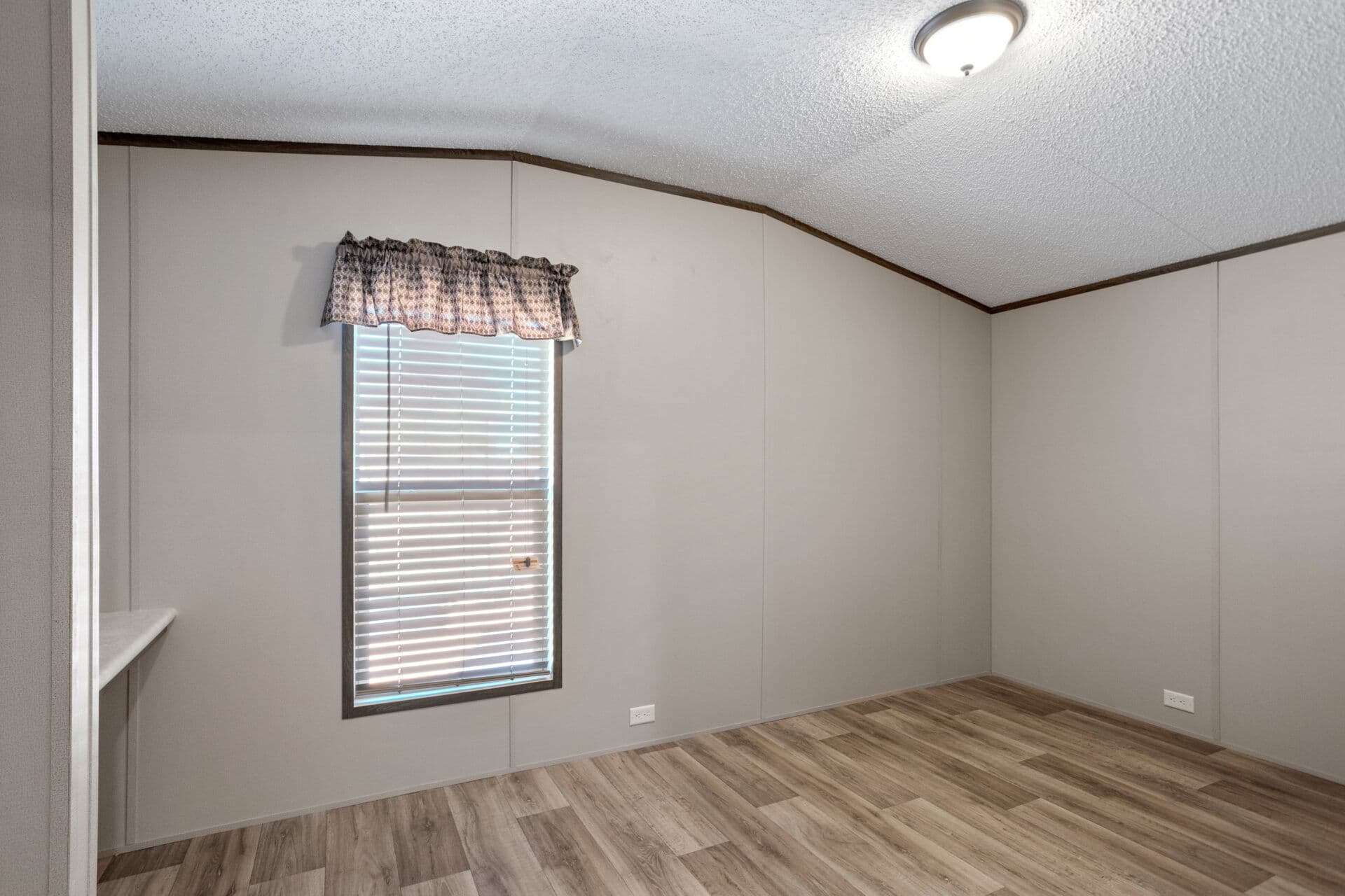 Classic c-1672-32c bedroom home features