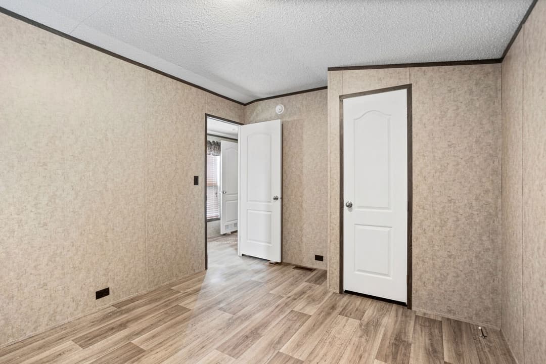 Classic c-1680-32d bedroom home features