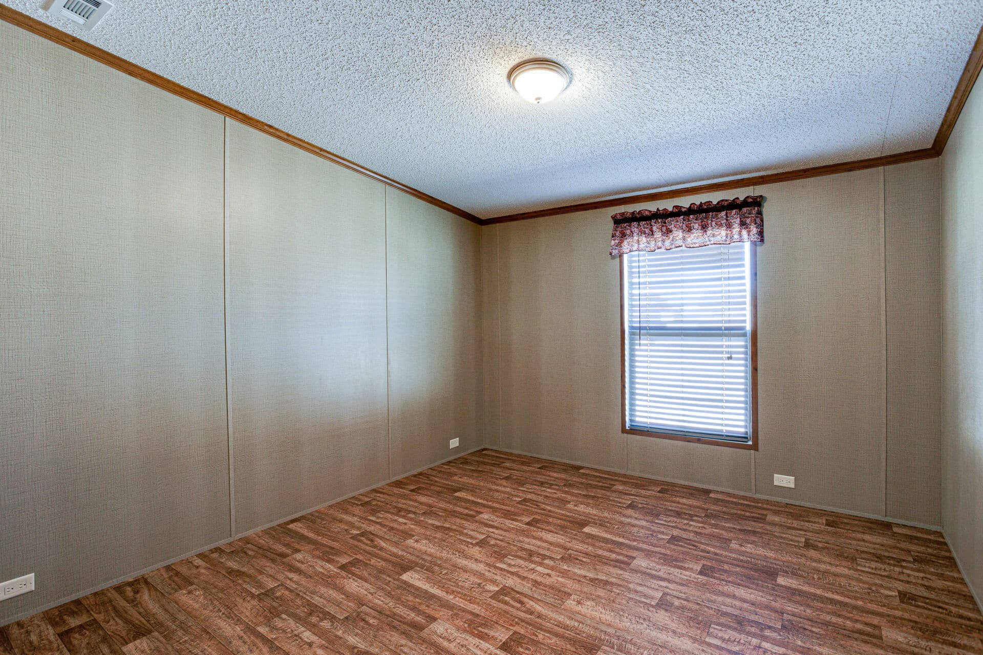 Heritage h-3256-42a bedroom home features