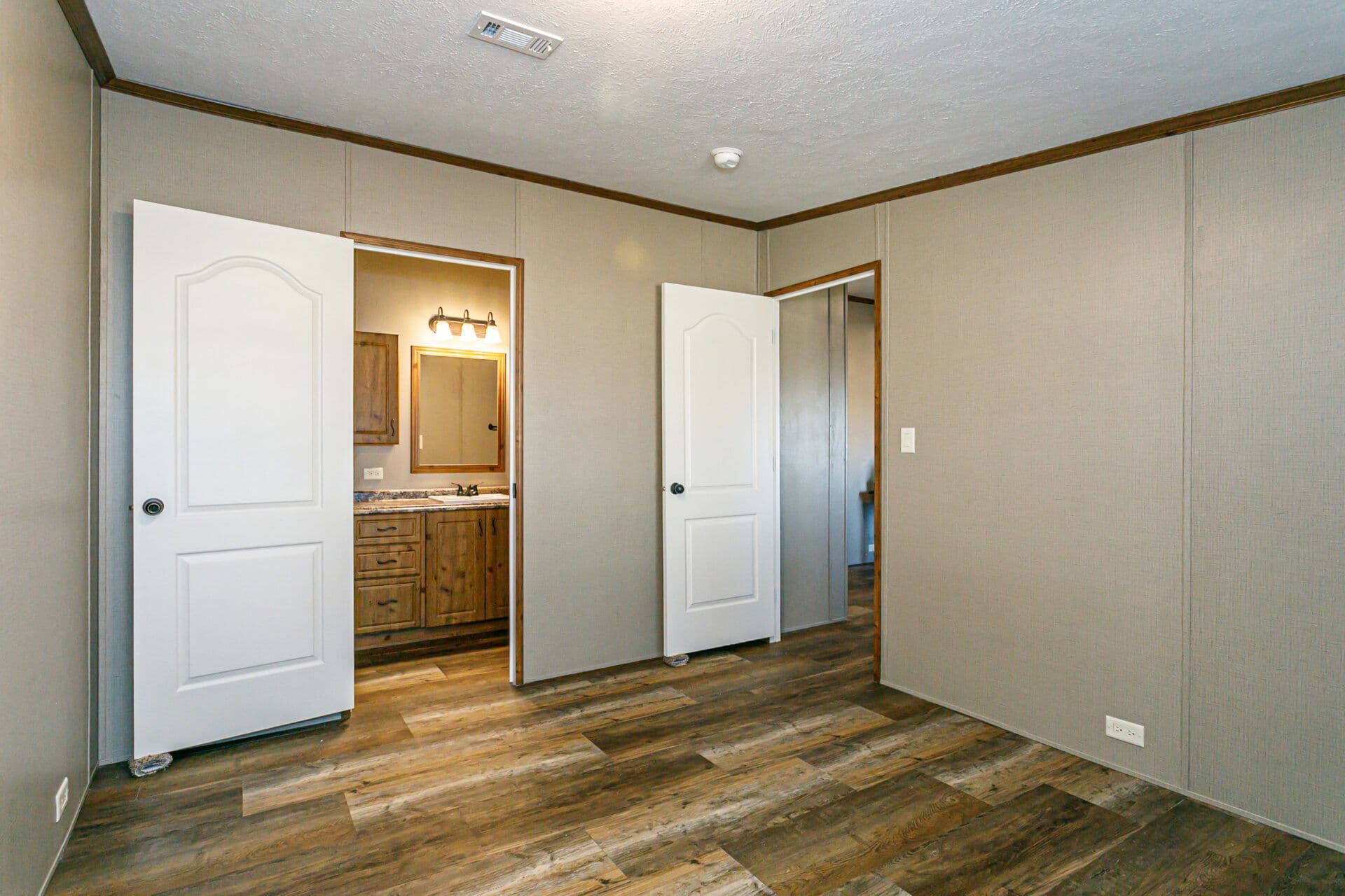 Doublewide h-3672-43a bedroom home features