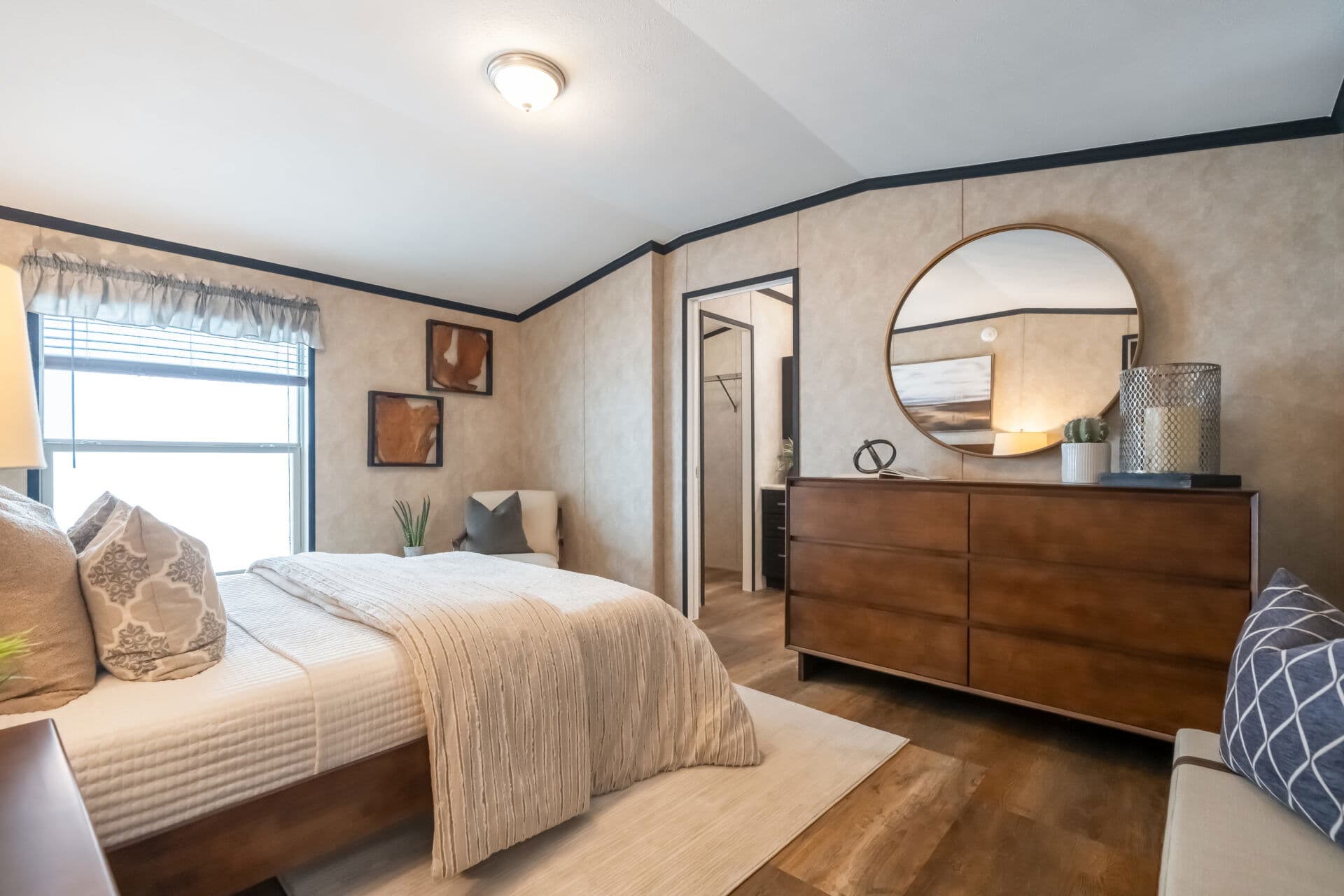 Classic c-1680-32flp bedroom home features