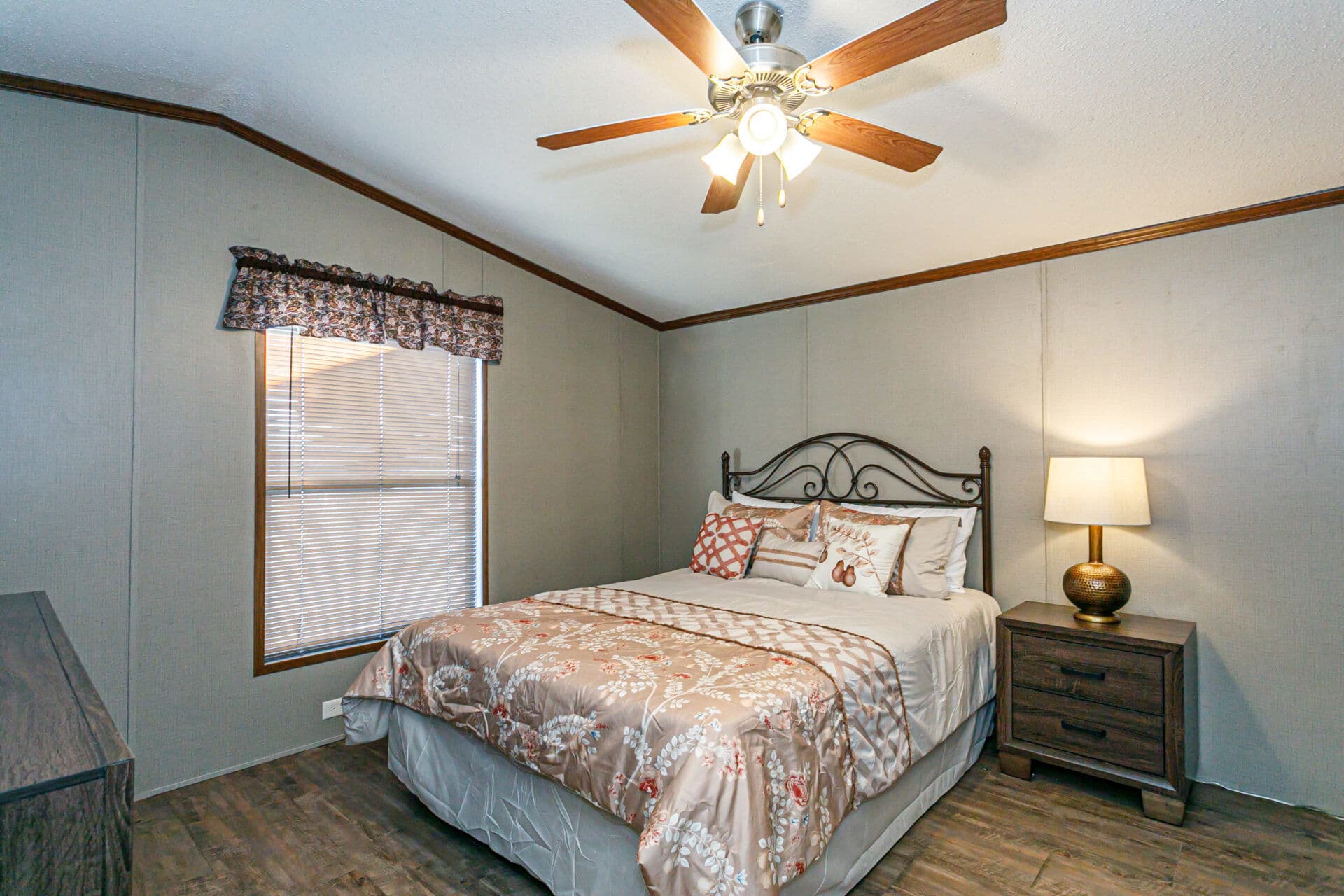 Heritage h-1872-32a bedroom home features